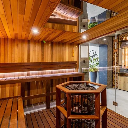 Aparthotel Shelter 4*